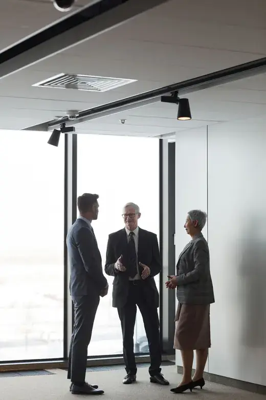 Profesionales conversando en un entorno de colaboración