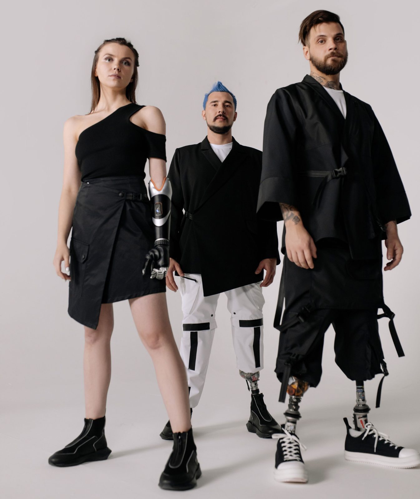 Jóvenes participantes de Quantum Fashion con prótesis metálicas