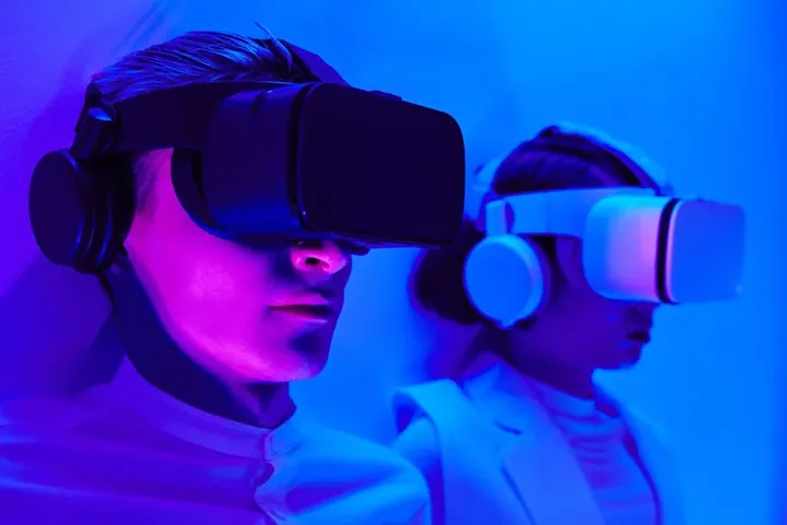 Personas utilizando visores de realidad virtual