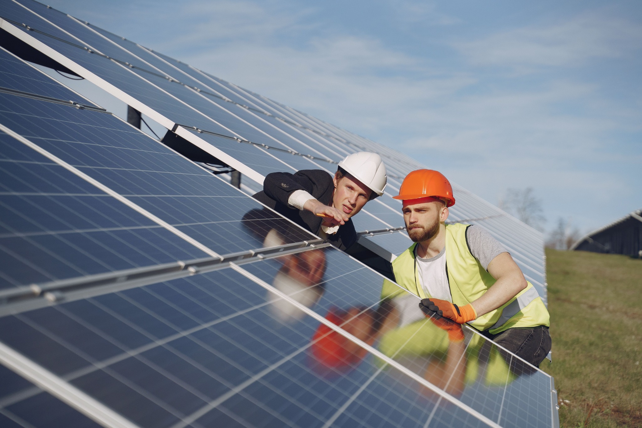 Profesionales trabajando con paneles solares y tecnología sostenible